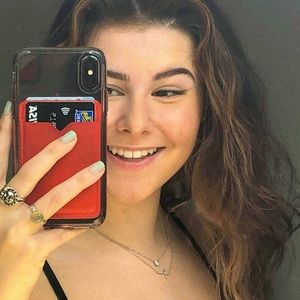 Meet your Posher, Alexia!